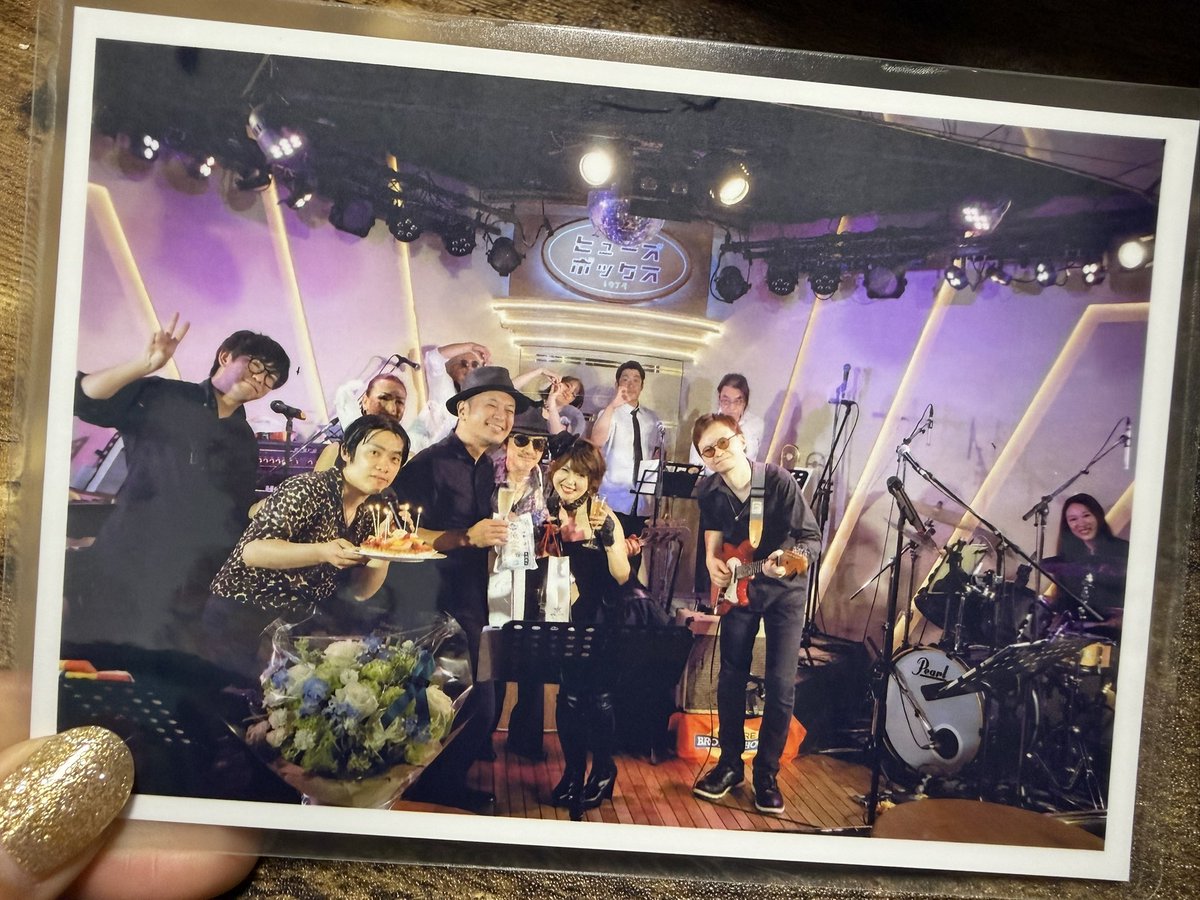 yayA_singer's tweet photo. 昨日は錦糸町ヒューズボックスにて、ベースの卓さんと合同でお誕生日お祝いしていただきました🎂💕何回もお祝いしていただけて、何回もおめでとう言っていただけて、幸せですね私は…😌プレゼントもいっぱいありがとうございます🎁これからも色々なことに挑戦しながら頑張っていこうと思います❣️感謝✨ https://t.co/SBAZDA790m