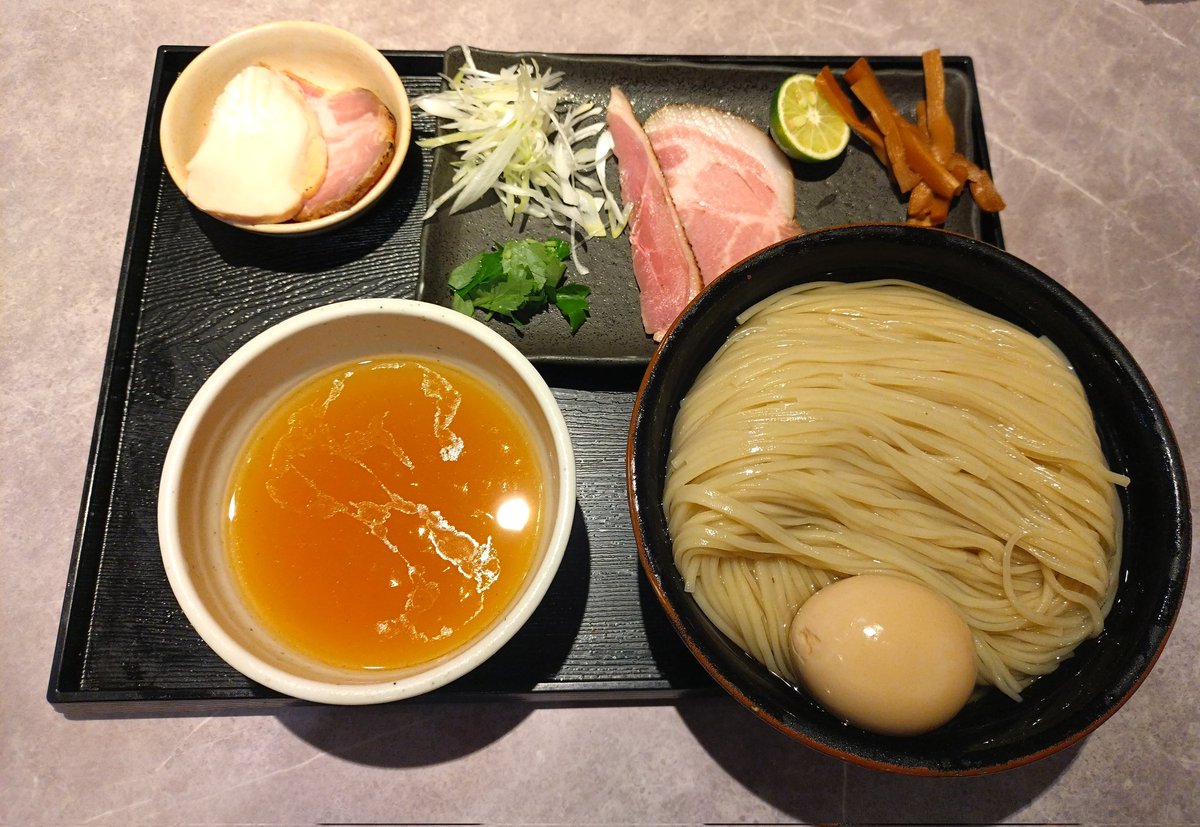 natsuba's tweet photo. 麺屋 一燈＠新小岩
水曜日限定
『細つけ麺(塩)』1200円
『中盛り』100円
『燻製半熟煮玉子』＆『鶏豚チャーシュー』アプリクーポン0円

ストレートな昆布水に浸かった細麺は、しなやか食感で塩を付けるだけでも美味🤩

つけ汁は、アツアツで濃厚に鶏出汁を感じられて🙆

想定以上に美味かった〜🙌 https://t.co/Dral0fcmqI