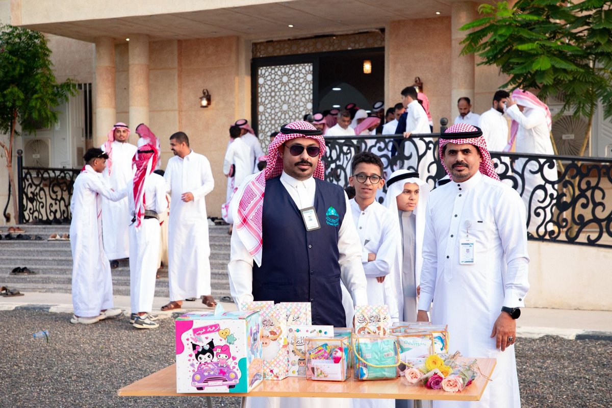 ALMADAYA_SA's tweet photo. فعاليات عيد الأضحى | ✨

نفّذت #بلدية_المضايا فعالية توزيع الهدايا والورود في جامع الصوارمة ، وسط أجواءٍ مفعمة بالفرح والبهجة، جسّدت روح العيد وعزّزت من أواصر الألفة بين أفراد المجتمع. 🌹🎁 https://t.co/59LZ6JXist