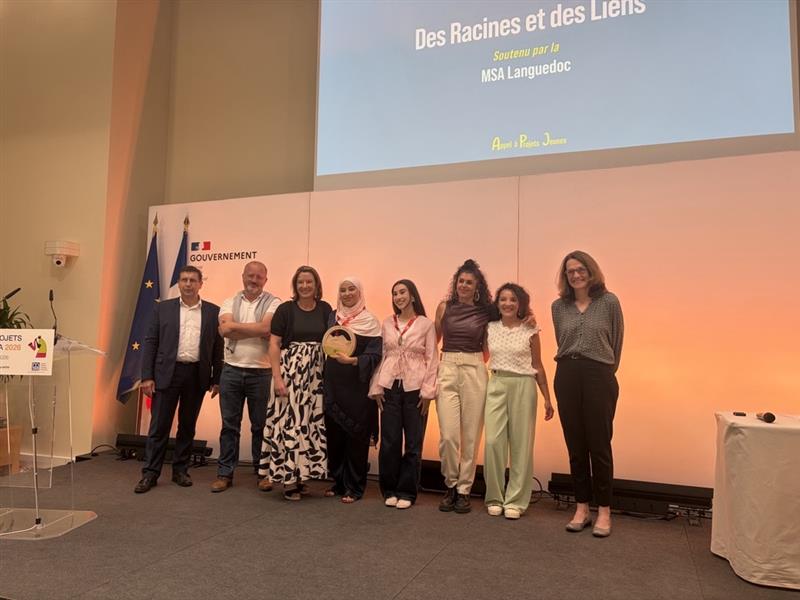 msa_languedoc's tweet photo. #APJ 2026 #JeunesMSA
💯La #MSALanguedoc est fière d’avoir soutenu les lauréats Fatima, Lilya et Rayan, un groupe de jeunes lodévois accompagné par l’association Le Champ des possibles qui remporte 🥈👏 le 2e prix de l’Appel à projets jeunes 2026, dans la catégorie 16-22 ans.
Leur projet « Des racines et des liens » met en avant le travail d’agriculteurs via un partenariat local fondé sur l’entraide : épicerie solidaire avec des produits récupérés, distribution auprès de structures et dans l’espace public, vente de repas à prix libre et en parallèle, actions de sensibilisation autour de la nature.
💡Une idée qui permet à la fois de lutter contre l’isolement et la précarité en maintenant le lien social, notamment avec des personnes venues d’horizons divers et d’accéder à une alimentation saine. Ces jeunes porteurs investis contribuent ainsi à dynamiser leur territoire, à créer du lien durable et à promouvoir des valeurs de partage, de solidarité et de respect des cultures.
A l’occasion de la remise des prix, le sénateur de l'Hérault @senateurcabanel, le président de la MSA du Languedoc @CdricSaur et @CReveillat, responsable de la Vie des territoires ont fait le déplacement pour saluer les lauréats et les encourager dans le développement de leur projet.
Plus d’infos 👉 https://t.co/VLGR4i2tkF