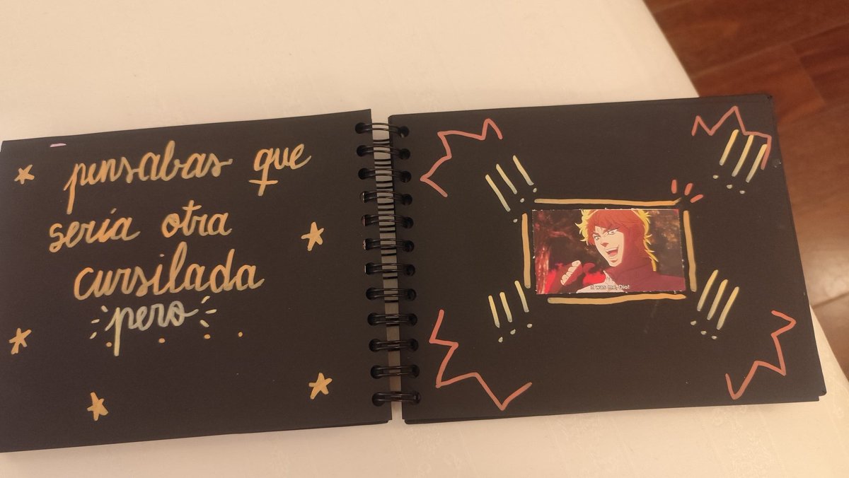 JaviSykman's tweet photo. Andrea metió una jojoreferencia en el regalo de aniversario es la mejor https://t.co/ZcjqLHdre0