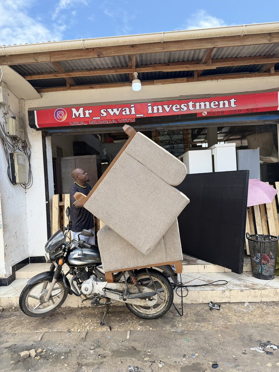 alwatan04's tweet photo. Kwa wanangu wa boda boda , kama familia yenu haina uwezo wa kuchanga milion mbili kwa haraka ufanyiwe operation Muhimbili basi hakikisha unavaa helmet muda  wote, endesha taratibu na kwa tahadhari na pia zingatia service Muhimu za Chombo chako. Mungu awalinde wanetu !! https://t.co/vds3ml6GQ6