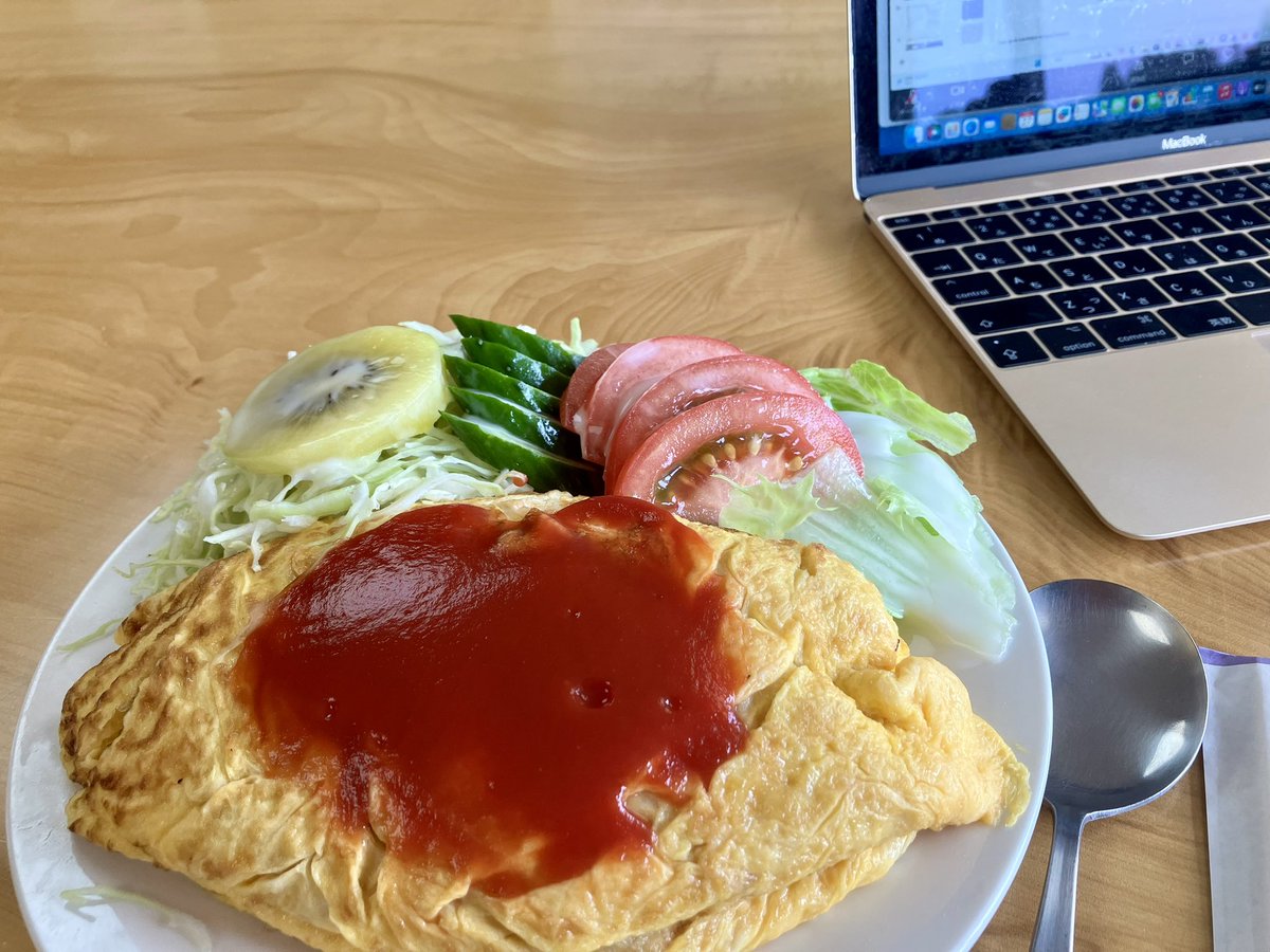 オムライスさん専用 はまやのオムライス（中身は炒飯）をかっこみながら、オンライン会議