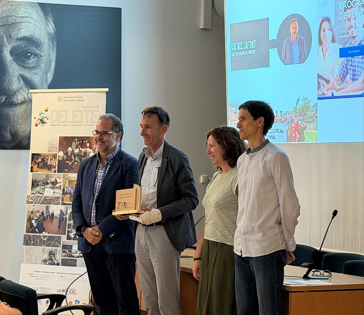 rafalafont's tweet photo. Es un orgullo que el Máster @Deleite_Ua, con el liderazgo y la encomiable labor de @ToniMaPuche, reconozca a @fundeun nuestro apoyo en la formación y capacitación de los profesionales del #desarrollolocal durante dos décadas. A seguir construyendo territorio! #ADL @adlypse https://t.co/lVinSrXcI5