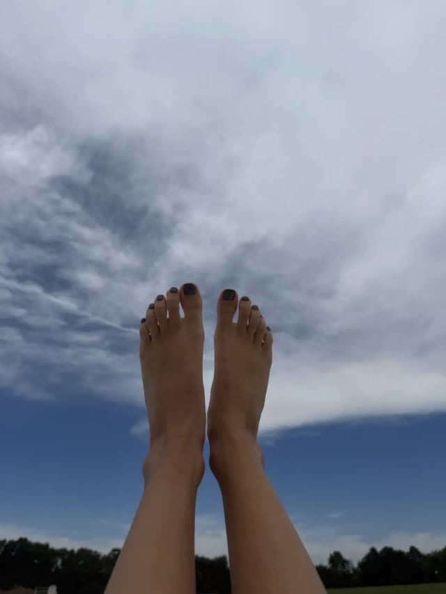 DailyCelebFeet's tweet photo. Goddess Haliey Welch’s feet 😍#celebrityfeet #celebritysoles #tiktokfeet #HalieyWelch https://t.co/929F2QooDx
