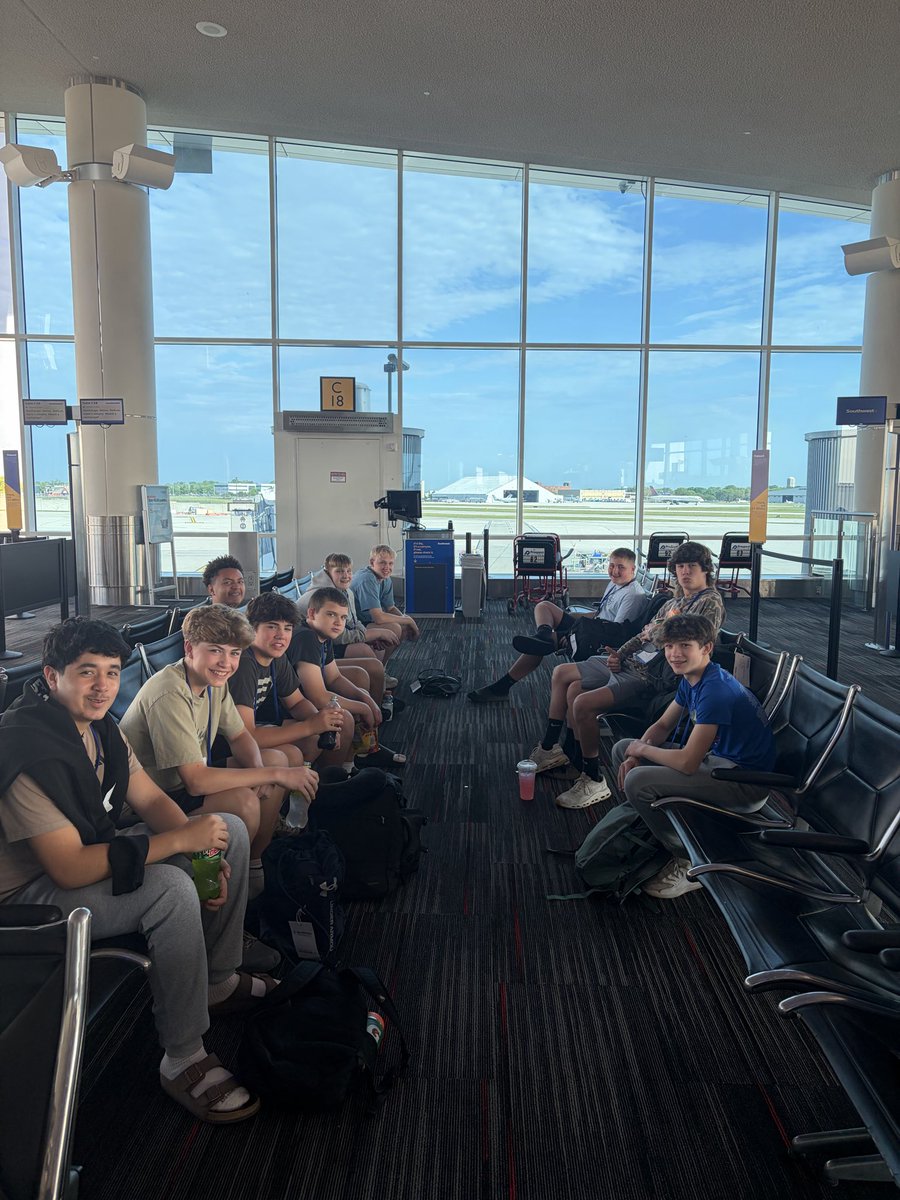 krummler's tweet photo. Hey @SouthwestAir taking 75 8th grade students to Washington D.C. through MKE and had the best experience with Tracy and her squad with our bags and boarding passes! Thanks to them! #karcherdc26 https://t.co/roWhXNsPLV