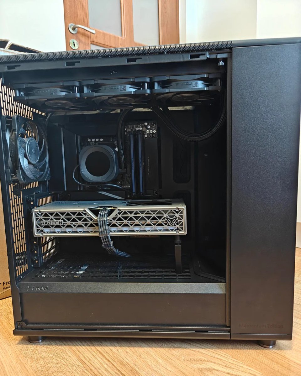 SapphireTech's tweet photo. Thank you for choosing our SAPPHIRE NITRO+ AMD Radeon RX 9060 XT for your battlestation u/zing94!
.
.
#RX9060XT #gamingsetup #SAPPHIREnation #AMD #Radeon #gamingcommunity https://t.co/pIiUTKD5AW