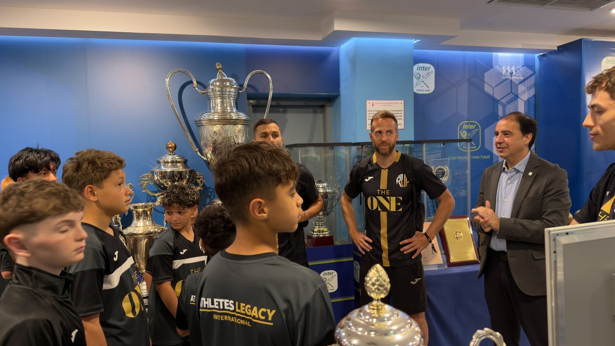 InterMovistar's tweet photo. 📸 Más imágenes de la visita de los jóvenes talentos de @AthletesLegacy.

ℹ️ https://t.co/8uZ2kRxHUX 📌

¡Un placer! 🤗

#InterFS #InteristaSoy💚💙 | JP Financial https://t.co/iXuOtK6Eag