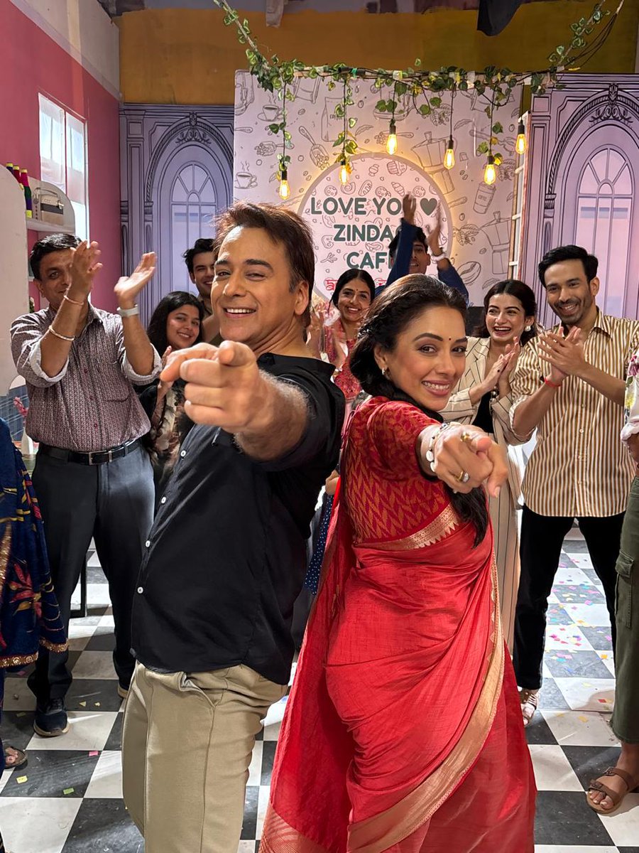 imviraltv's tweet photo. Dance, drama aur dher सारी masti — Anupamaa और Digvijay stole the spotlight yet again! 🌟 Keep watching Deepa Shahi and Rajan Shahi’s Anupamaa! 
.
.
.
 @official_sachintyagi 
Source @teamgolecha
.
.
#anupamaa #rupaliganguly #sachintyagi #rajanshahi #deepashahi #viraltv https://t.co/1SHJa6cOTt