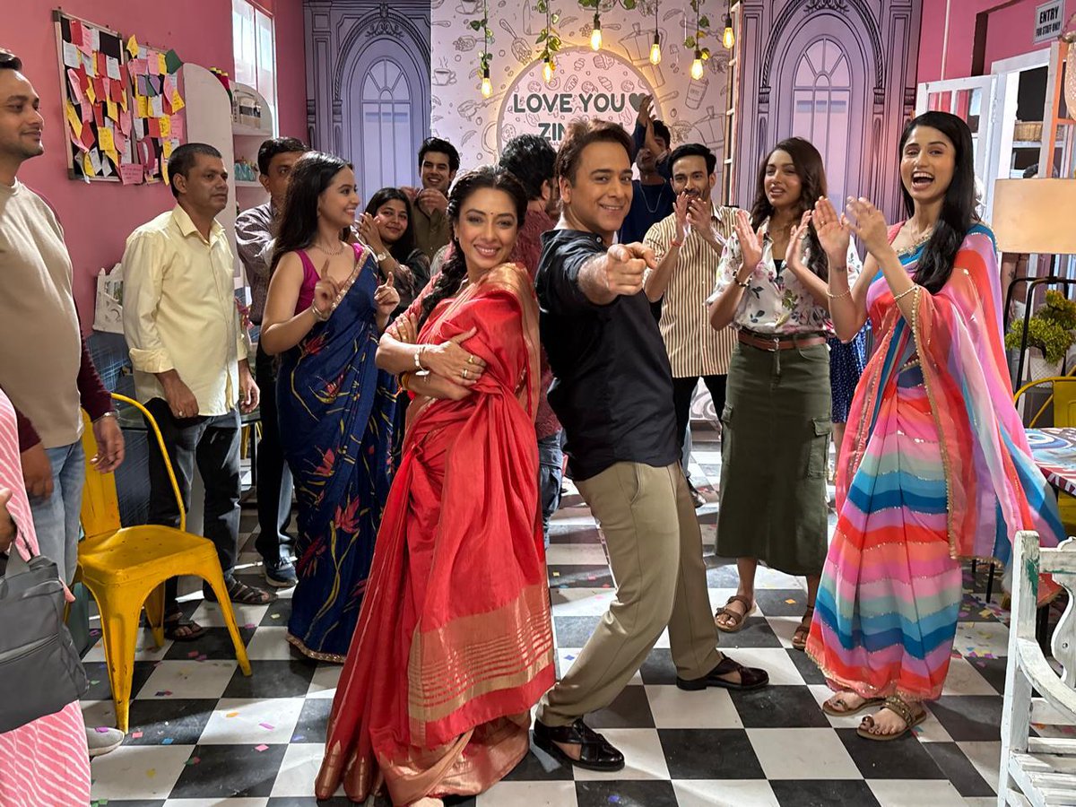 imviraltv's tweet photo. Dance, drama aur dher सारी masti — Anupamaa और Digvijay stole the spotlight yet again! 🌟 Keep watching Deepa Shahi and Rajan Shahi’s Anupamaa! 
.
.
.
 @official_sachintyagi 
Source @teamgolecha
.
.
#anupamaa #rupaliganguly #sachintyagi #rajanshahi #deepashahi #viraltv https://t.co/1SHJa6cOTt