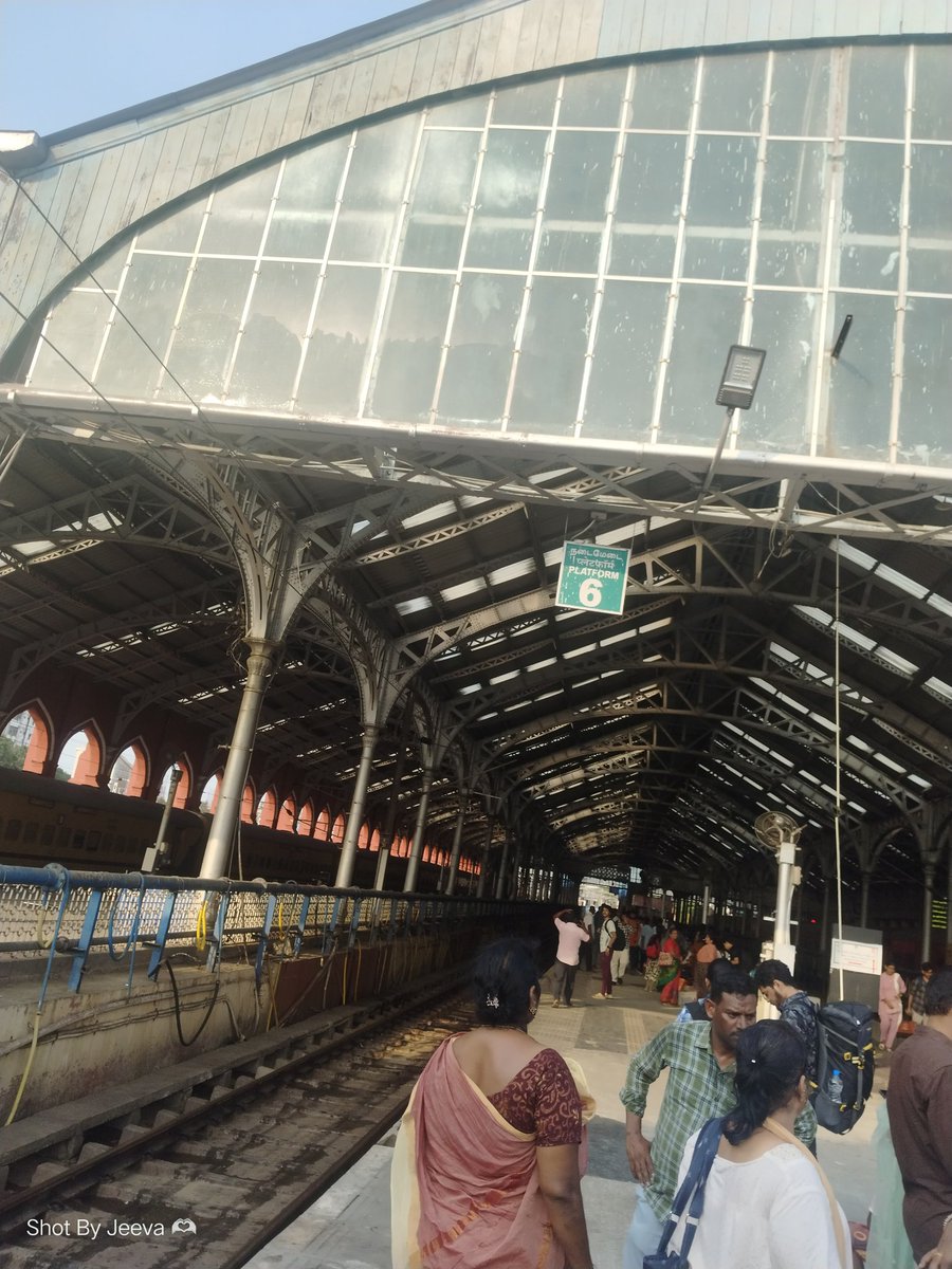 Jeevan_Kopella's tweet photo. Dear @RailMinIndia, while travelling on Train No. 17643  from Chennai Egmore to Kakinada Town, I observed that the coach position display boards were missing on Platform No. 6 at Chennai Egmore station. 
There's no announcement of coach positions too.
@RailwaySeva @GMSRailway https://t.co/VYHK309FGY