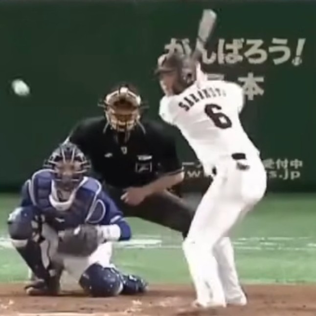 mitchy_cc's tweet photo. 坂本勇人
正面側の画像
←2026
→2019
0.0数秒ではあるが大きな違いとして
2026はボールがまだ見えない

左足の踵が着くか着かないかでスイングをし始めるわけだが、2019はボールをここまで引きつけてスイングし始めても間に合っている
2026はこんなにも早く始動しないと間に合わない

胸を早く見せるなという言葉があるが、同じくらい背中を見せすぎるなという言葉があってもいい

正面を向くまでの必要な回転距離が長くなる分コンタクトポイントに間に合わなくなる

トップが深すぎたり、上すぎたり、上体を捻りすぎるとアプローチが非常に難しいものになる
より自然な位置がベストだろう