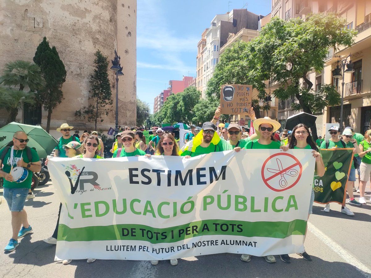ADVirgenRemedio's tweet photo. Hui, de nou, el professorat ha fet història amb una mobilització unitària a València!

No pararem fins aconseguir el que reclamem!
#VagaEducativa
#VagaIndefinida
#ConselleraDimissió https://t.co/mg69O4wRr7