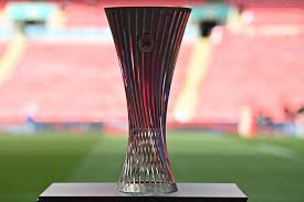 MinutoInvisible's tweet photo. FINAL DE LA CONFERENCE LEAGUE

Nos encantan las historias de los equipos de barrio que rompen el molde, pero la final de la Conference League entre el Crystal Palace y el Rayo Vallecano esconde una trampa gigante. Nos quieren vender romanticismo puro, pero lo que estamos viendo es el triunfo del marketing de la nostalgia.

El Crystal Palace que sale a la cancha pertenece a un fondo de inversión de Nueva York que cotiza en bolsa. El Rayo Vallecano, mientras tanto, sobrevive en la élite no por una gestión idílica, sino a pesar de un sistema que maltrata al hincha de toda la vida.

El fútbol moderno ya no destruye la identidad obrera: la empaqueta, le pone un lazo y la vende cara.

Hoy el éxito ya no se mide en cuántos trofeos tienes en la vitrina, sino en cuánto cotiza tu autenticidad en el mercado global.

@Conf_League @RayoVallecano @CPFC @MinutoInvisible 
#UCLfinal #UCL #Rayo
