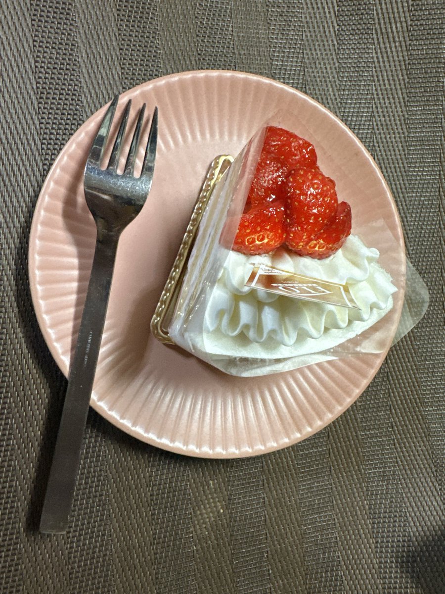 oshimuameri's tweet photo. お土産のケーキ！🍓
美味しかったー！
コトダマン転スラコラボ来てるから第1弾無料のやつひいてみたけど、リムル出なかったあ。
貯めて楽しもうかな！
 #コトダマン https://t.co/psRnvVVCXN
