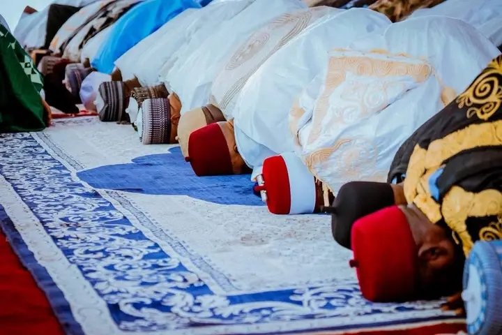 aliyubarde97's tweet photo. The beauty of Islam is that irrespective of your status, you still have to bow before Allah.
Ya Allah, may You accept our ibaadaat and forgive our shortcomings 🤲. https://t.co/7jcwK3uhaM