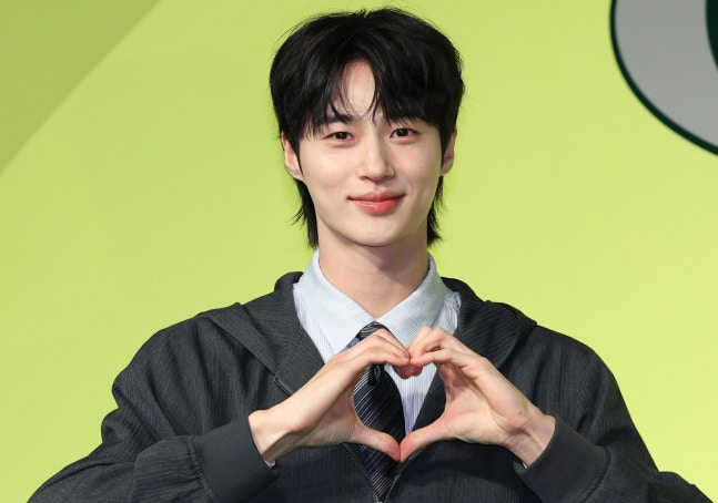 tang__kira's tweet photo. Byeon Wooseok cerita kalau dulu dia mengorbankan banyak hal, termasuk kerjaan part time, biar bisa fokus akting.

Byeon Wooseok bilang kalau di industri ini, banyak banget (aktor) yang kemampuannya bagus. Pada saat itu, satu-satunya cara bisa mengejar mereka adalah dengan menghabiskan lebih banyak waktu (belajar akting).

Meskipun waktu itu ga ada uang, Byeon WOoseok justru ngurangin jam kerja part timenya (buat belajar akting). Byeon Wooseok ngerasa kalau dia punya pendapatan bulanan tetap, dia bakal masuk zona nyaman.

https://t.co/LXwOro0Kdp