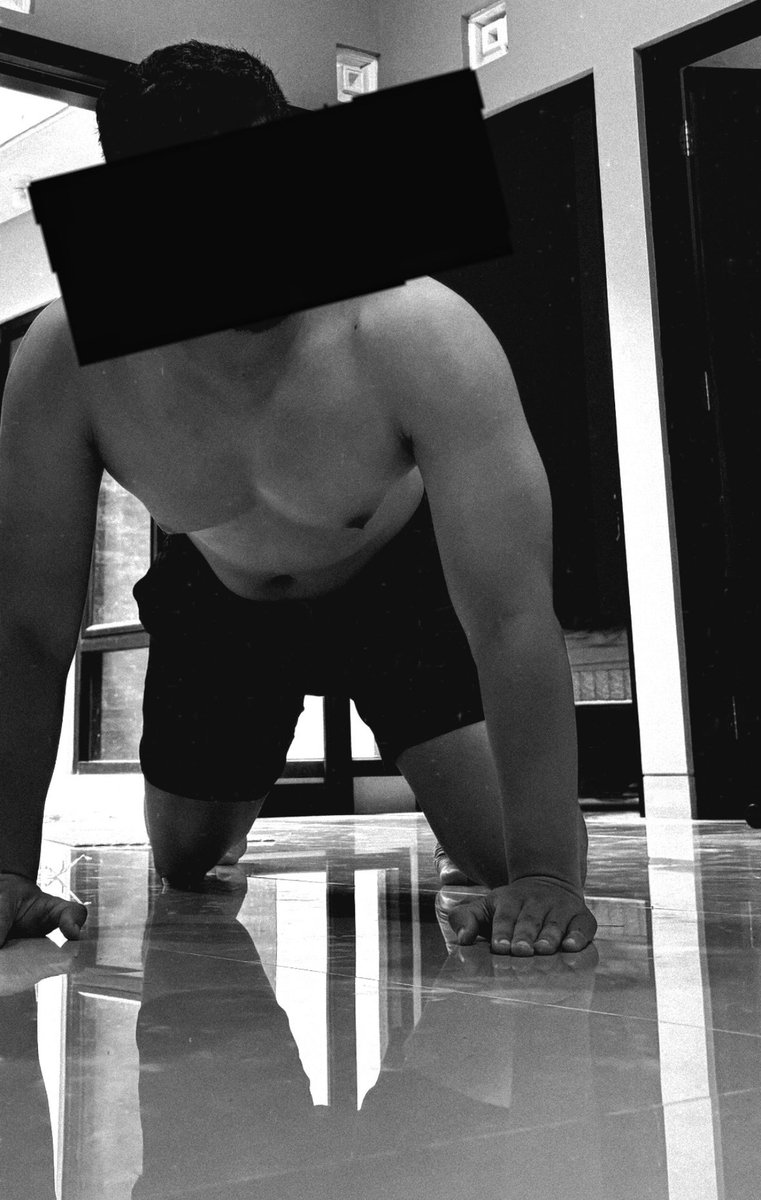 rectanglesssss's tweet photo. Pushups yuk 🍫 https://t.co/GRRh1LBw6d