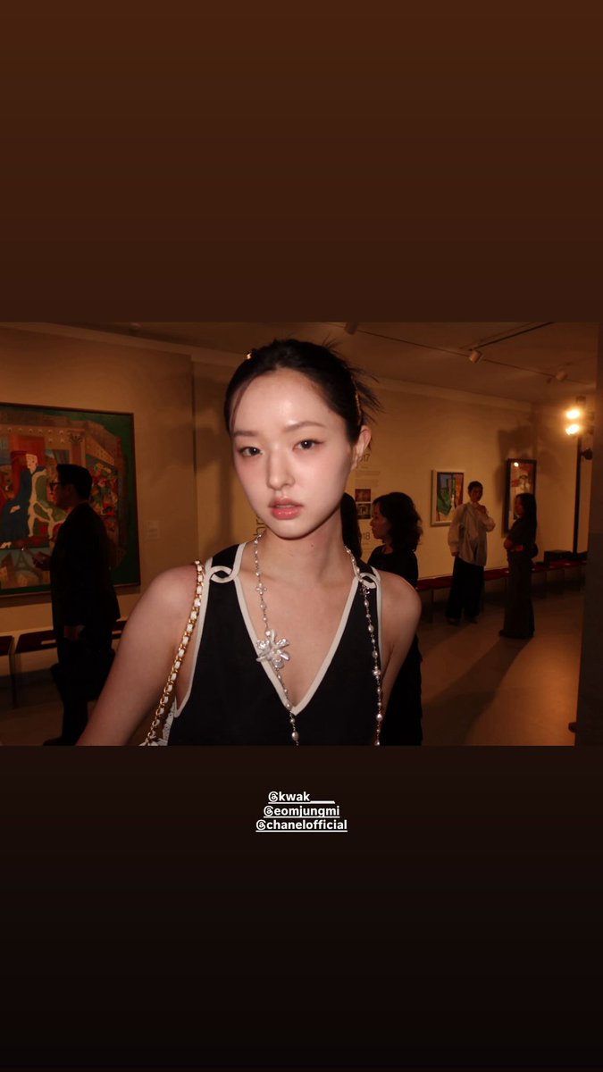 jizewon's tweet photo. A beautiful dialogue between French couture heritage and modern city elegance. Grateful to experience the poetic artistry and dramatic textures of the CHANEL Métiers d’art 2026 collection firsthand 🪞✨ https://t.co/uYi2oE6Uy5