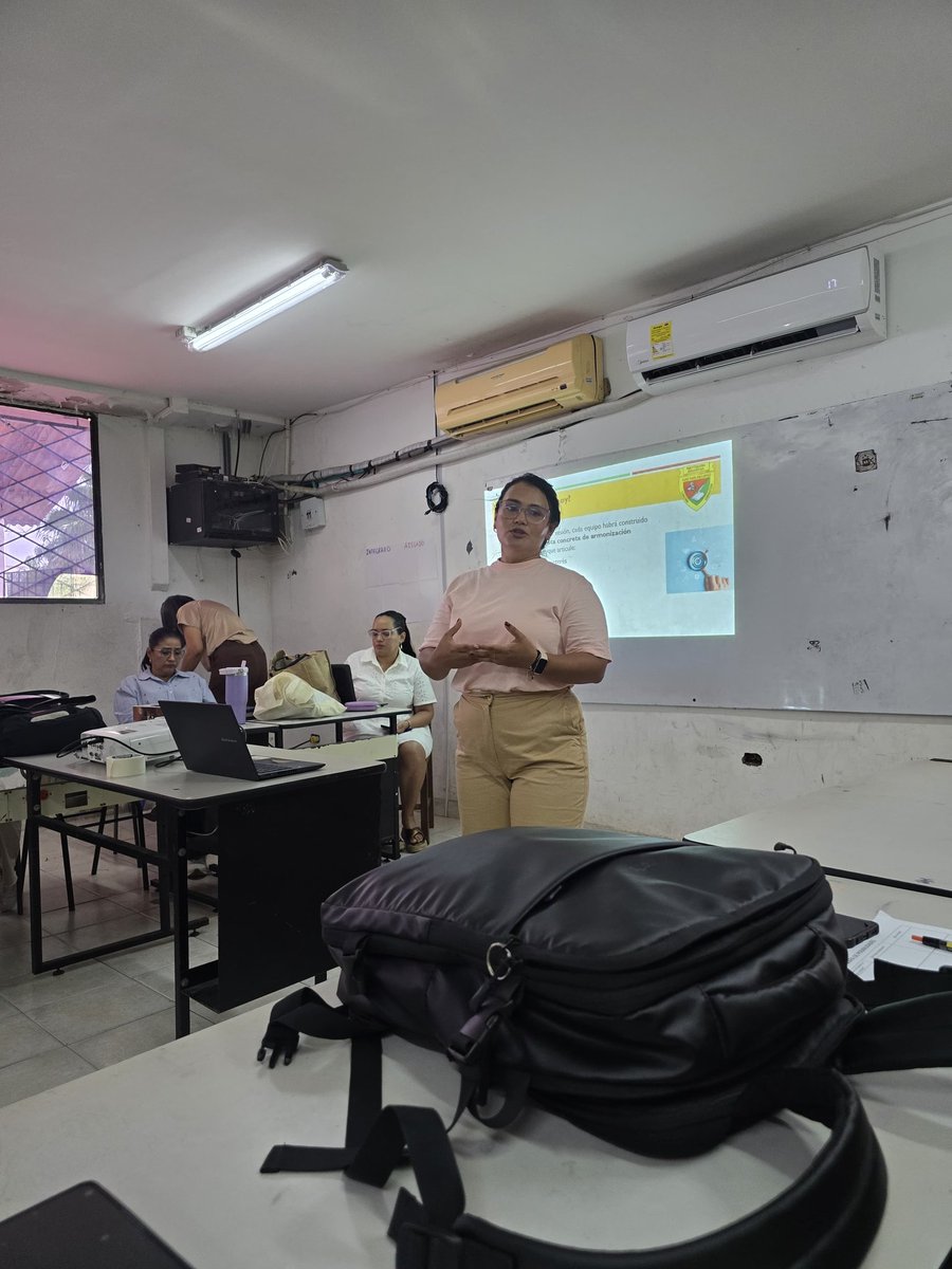 Lesaloagata's tweet photo. Ayer en la IE Luis Carlos López se desarrolló una Jornada Pedagógica en la que trabaja la por la armonización curricular con los Centros de Interés. El compromiso por la calidad académica siempre. #todosaprender https://t.co/PCTVYN2x6x