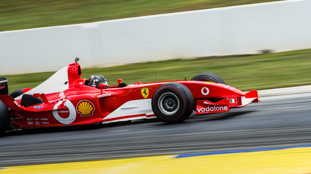 OsajusPhoto's tweet photo. I wish I could get into F1.  Cool cars but way too much drama. https://t.co/xsBVKxLGE6