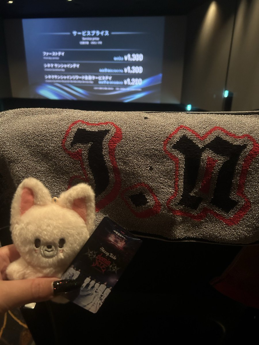 ____9o197's tweet photo. スキズの映画行ってきた🎥
応援上映、みんな静かで曲終わったら拍手する人がいるくらいで、ペンラもオフで楽しみました🤙🏼 https://t.co/vEHMR7rtrF