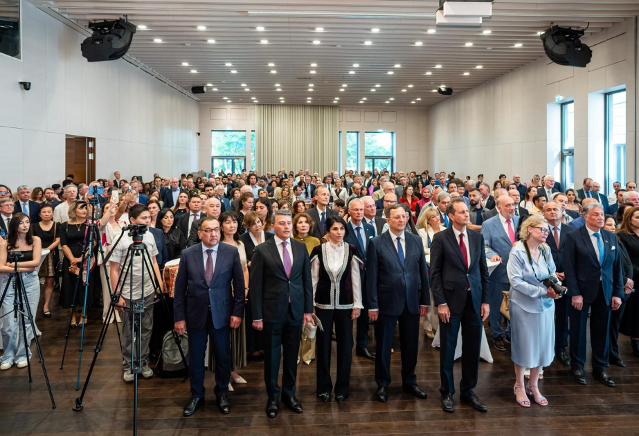 AzerTacDE's tweet photo. Unabhängigkeitstag Aserbaidschans feierlich in Berlin gefeiert https://t.co/cFTDb09u9d https://t.co/WIn0joSzjk