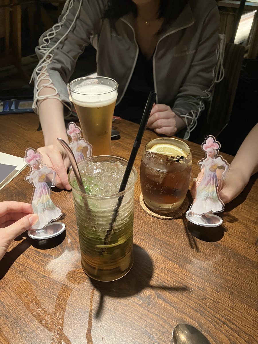 Na815Mi's tweet photo. 党首×3と乾杯🍸 https://t.co/f51k7uHpil