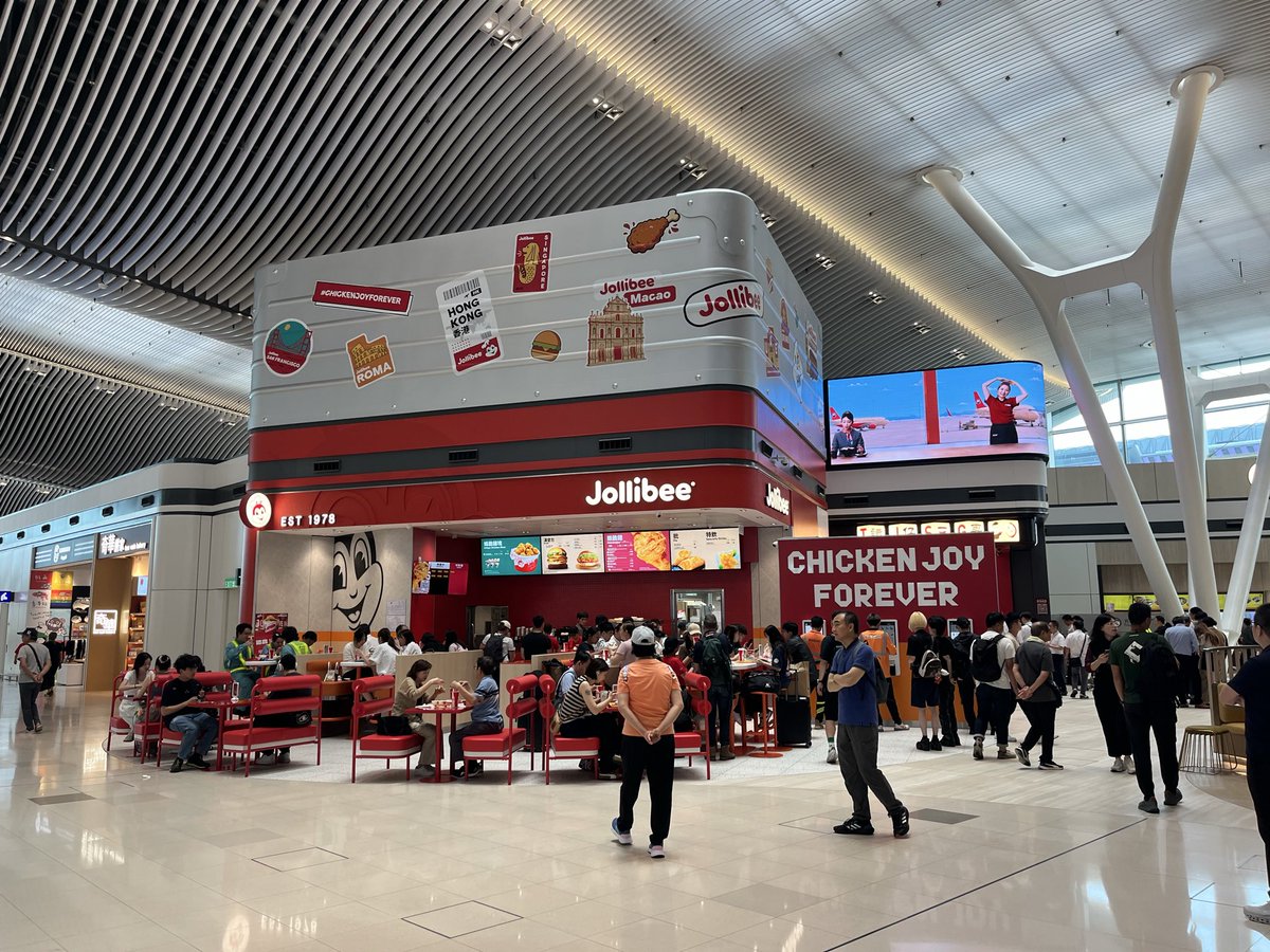 risuzou0704's tweet photo. 香港国際空港のT2にジョリビーあった。 https://t.co/pPL5vh17fe