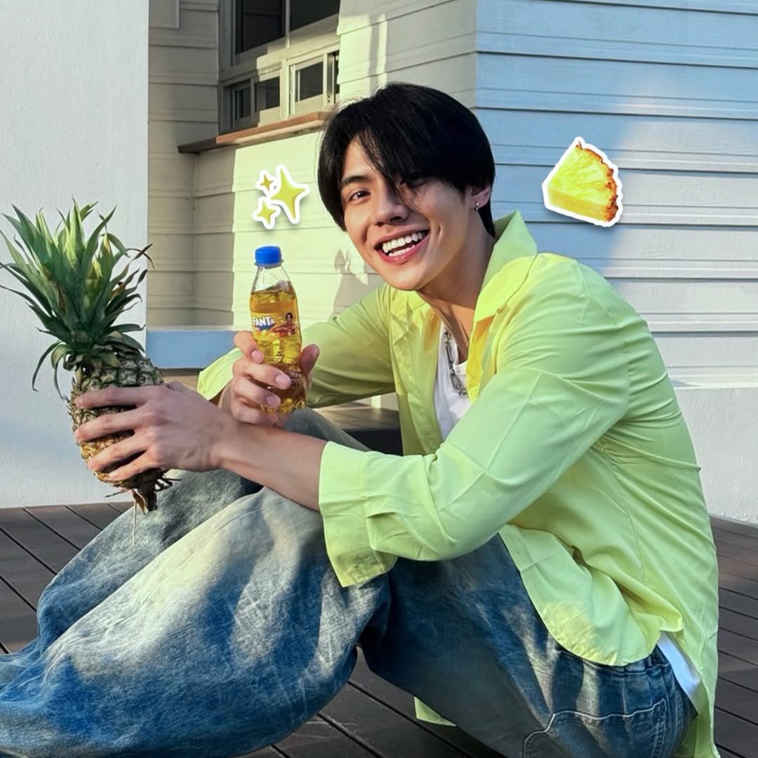 peemwasuoffv2's tweet photo. 📂[27052026] - #ภีมมาอัพเดท 
#PEEMWASU IG post update 

สดปะรับสับปะรด 🍍 อากาศแบบนี้ต้อง “แฟนต้า” สับปะรดเท่านั้น เปรี้ยวซ่าสุดๆ ไปลอง! 

https://t.co/CdggpndcEJ

#แฟนต้าสับปะรด 
#แฟนต้าสับปะรดxBUS
#เปรี้ยวซ่าหวานฉ่ำรับซัมเมอร์ 
#FantaTH #ThanksFanta 
#BUSbecauseofyouishine https://t.co/P0viB2VwAe
