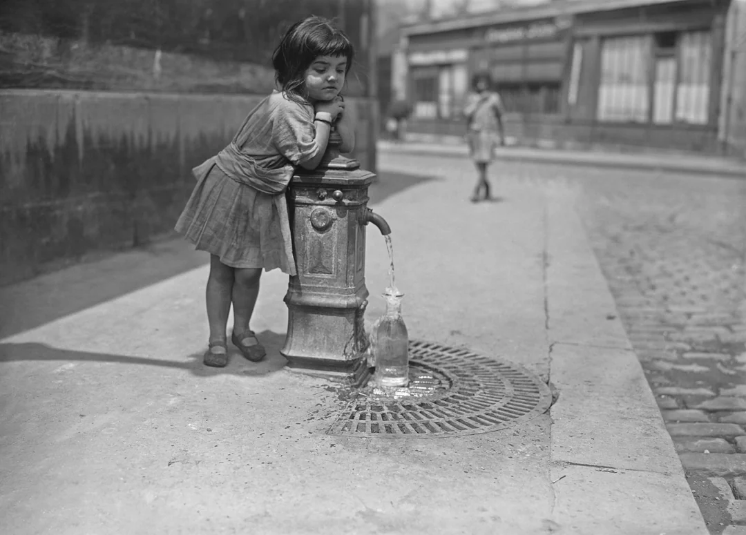 photo_histoire's tweet photo. Une petite fille qui remplit une bouteille en verre à une bornes d'eau publique lors d'une chaude journée d'été à Paris, France, 11 juillet 1921 #canicule https://t.co/pDCbm8sGJU
