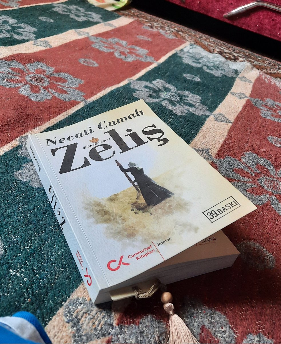 edacetinn34's tweet photo. 2026/28

Bitirdim. Yeşilçam tadındaydı. Ki yeşilçam filmi olarak da 1959'da çekilmiş. Tütün işçilerinin gündelik hayatına bakan bir kitap. Zeliş ile Cemal'in aşkına odaklanıyor. Geleneksel aile yaşantısını sevenlerin beğeneceği bir kitap. #kitapyorumu https://t.co/RzID1ktpWS