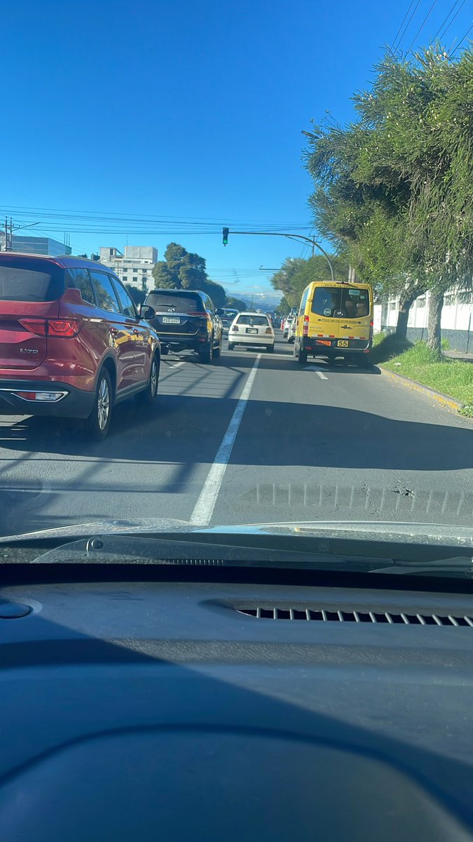 walexisbb's tweet photo. @AMT_Quito por lo q más quieran controlen Los autos mal parqueados en la av la prensa sentido norte sur a la altura del iess… es un problema de todos los días @teleamazonasec @ecuavisa https://t.co/ZHHa6SLkXd
