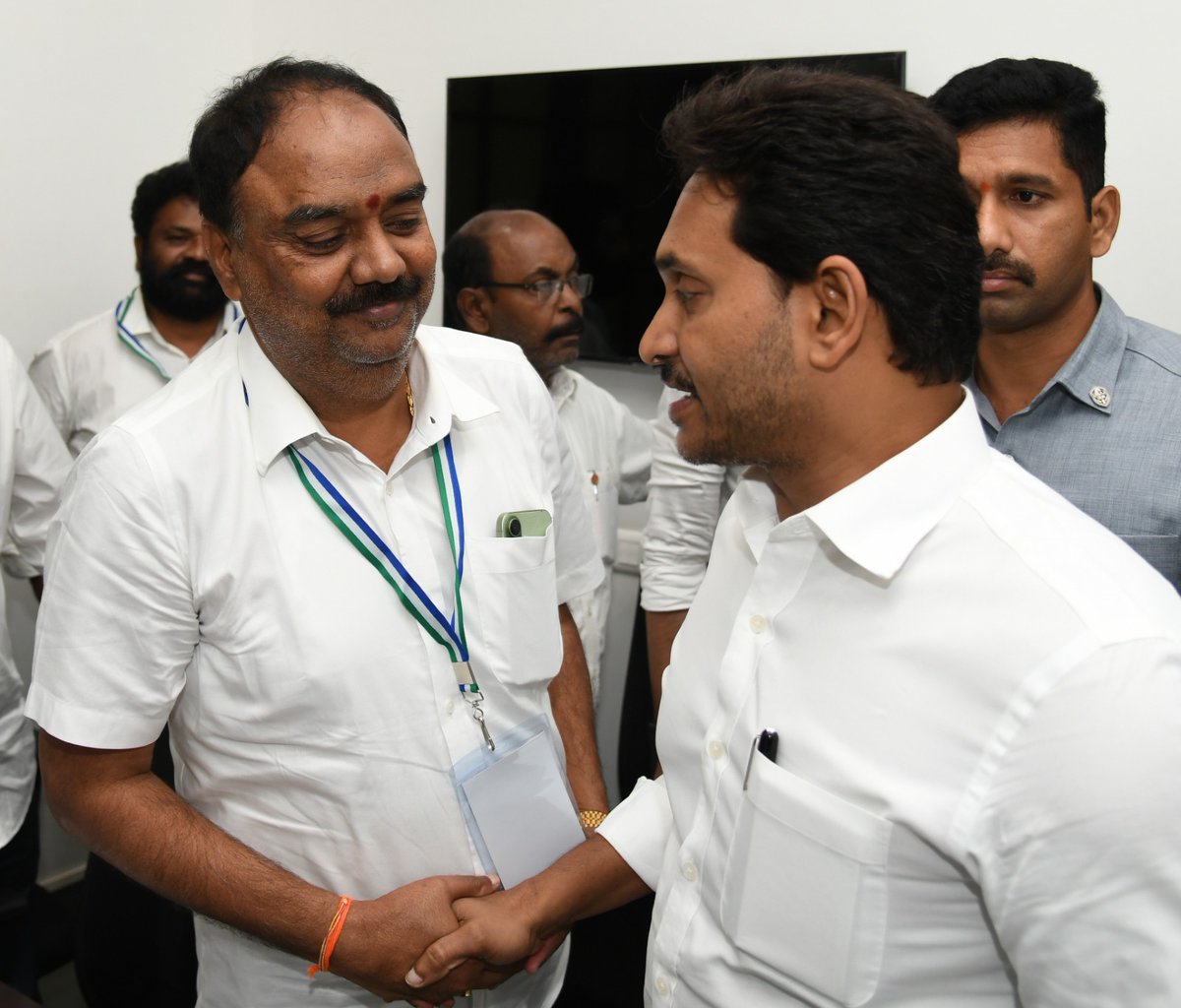 mcvijayanand's tweet photo. ఈరోజు వైఎస్ఆర్ కాంగ్రెస్ పార్టీ కేంద్ర కార్యాలయం నందు జరిగిన విస్తృత స్థాయి సమావేశం లో పాల్గొని వైయస్ జగన్ మోహన్ రెడ్డి గారిని కలిసిన చిత్తూరు నియోజకవర్గ వైఎస్ఆర్సీపీ సమన్వయకర్త ఎంసి విజయానంద రెడ్డి గారు https://t.co/QPYiFq7sA3
