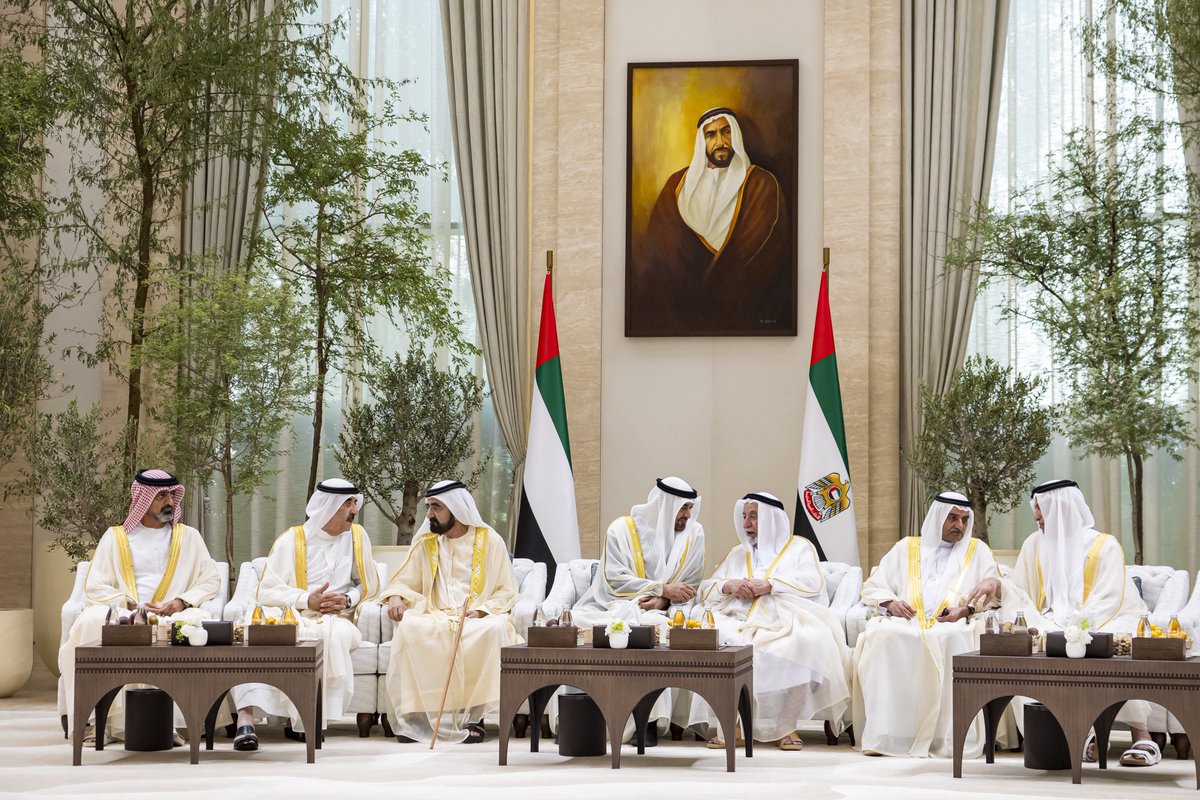 uae_parza's tweet photo. رئيس الدولة يستقبل حكّام الامارات السبع 🇦🇪🤍 https://t.co/guNDRNy8WS