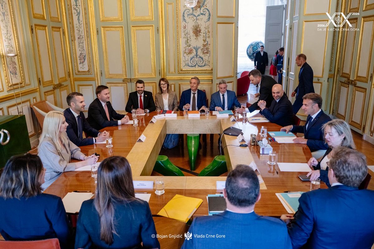 MickeySpajic's tweet photo. Puna politička podrška Francuske i njenog predsjednika Emanuela Makrona Crnoj Gori u završnoj fazi evropske integracije naše zemlje i priznanje za velike rezultate postignute na ovom putu! U odličnom razgovoru sa predsjednikom Francuske u Parizu, u godini kada Crna Gora obilježava 20 godina od obnove nezavisnosti i dvije decenije od uspostavljanja diplomatskih odnosa između 🇲🇪 i 🇫🇷, potvrdili smo prijateljsku i stratešku saradnju i nikada bolje odnose naše dvije zemlje. Rezultat toga su konkretni projekti u oblasti zdravstva, energetike, infrastrukture, odbrane, ekologije. Hvala predsjedniku Makronu na poruci da uspjeh Crne Gore na evropskom putu daje nadu drugima! Za evropsku Crnu Goru! Za ujedinjenu Evropu! 🇲🇪🇫🇷🇪🇺