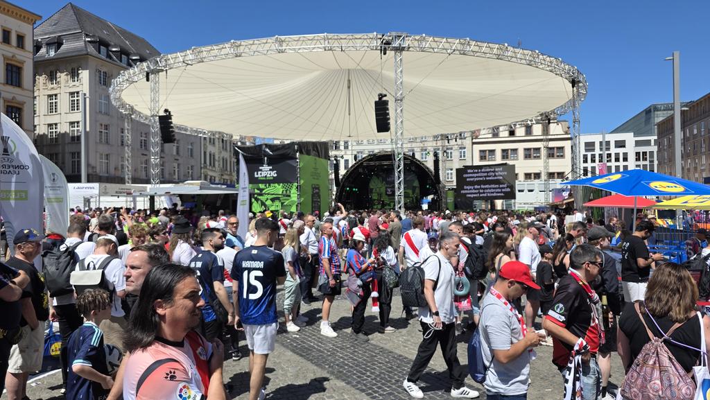 Carlos_LPardoAS's tweet photo. El Barrio poco a poco va tiñendo Leipzig con la Franja. Espectacular ambiente en la Fan Zone de la UEFA @RayoVallecano #UECLFinal https://t.co/kP3m6fxlaL