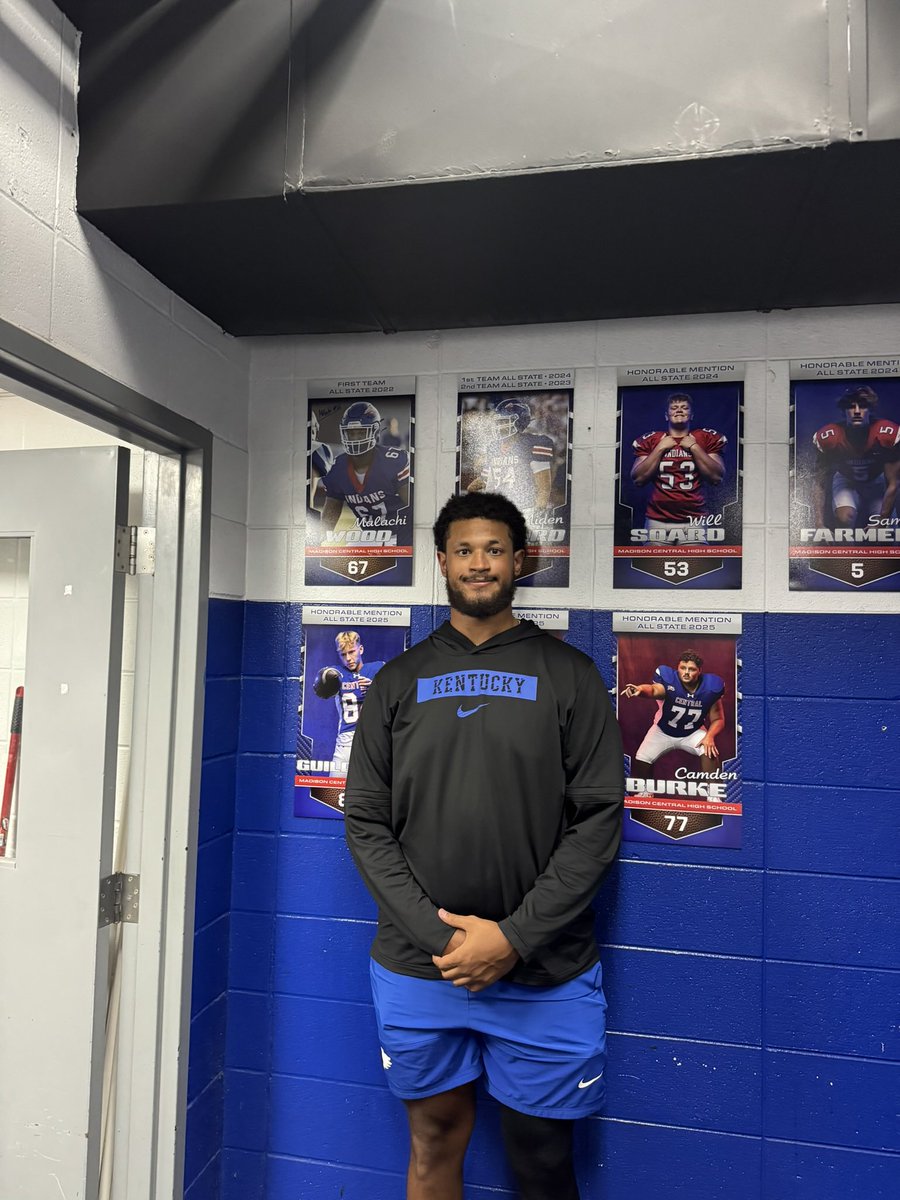 MCentral_FB's tweet photo. Another friendly face stopping by before heading back for summer camp. 
Always great to see @_BIGMAL_67 ! 
Wish you the best of luck this season! 
@UKFootball 
#ForTheTRIBE https://t.co/PueMAeXd8M