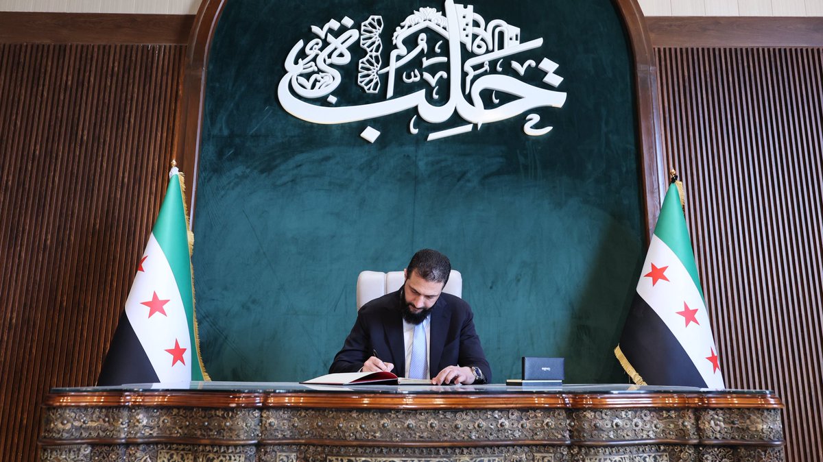 Azzam_Gharib's tweet photo. فخامة الرئيس أحمد الشرع
رئيس الجمهورية العربية السورية

بسم الله الرحمن الرحيم

لقد كانت حلب بوابة تحرير سوريا بأكملها، وستكون بوابة إعمارها وازدهارها إن شاء الله.

شيءٌ مهيبٌ أن تقف أمام عظمة التاريخ في حلب الشهباء.

اللهم احمِ حلب وأهلها، وأعنّا على خدمتهم. https://t.co/wDXqyOnlXn