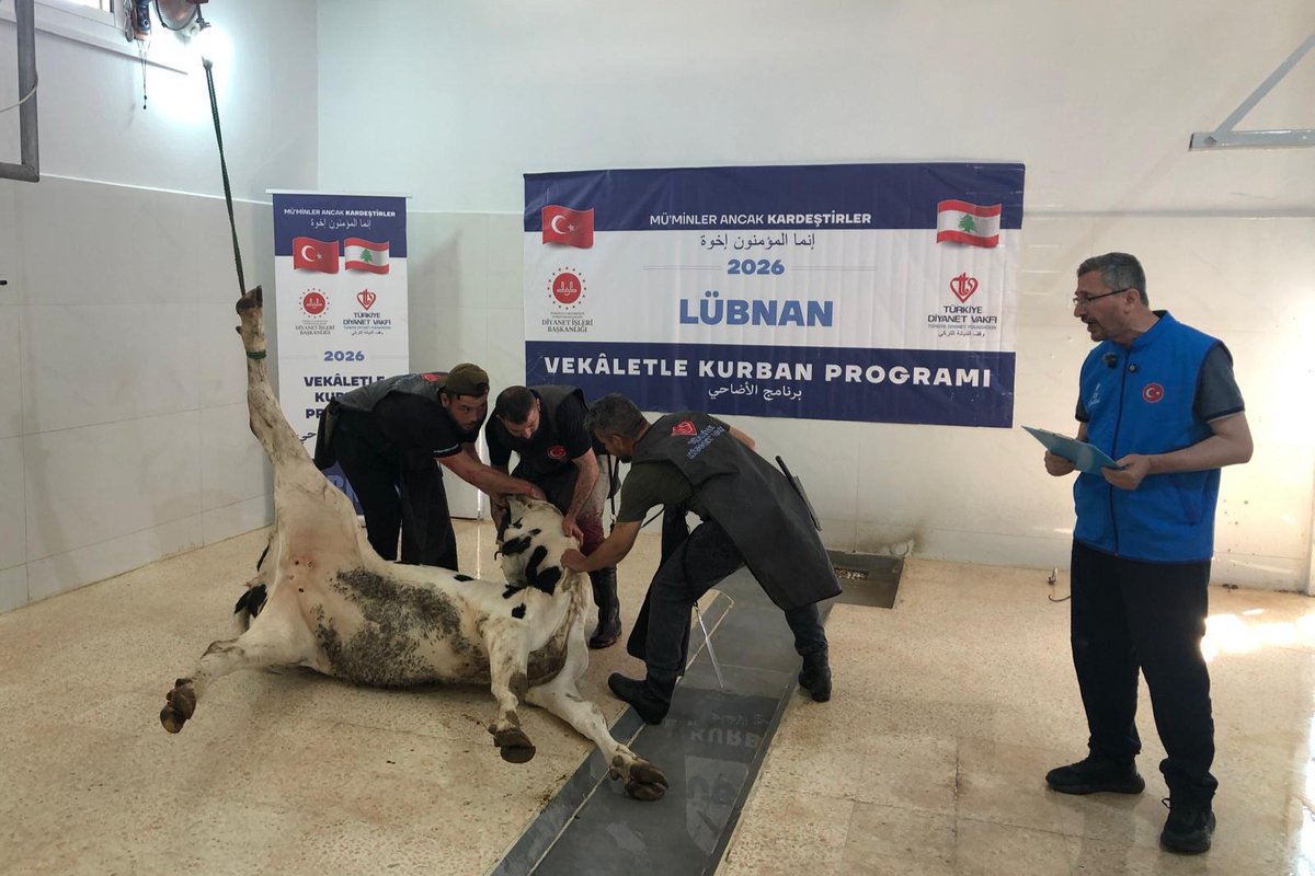 DiyanetVakfi's tweet photo. Kurbanlarınız, dayanışmaya ve kardeşliğe vesile oluyor

Vakfımıza emanet ettiğiniz kurbanları, İslami usullere uygun şekilde özenle kesiyor; dünyanın dört bir yanındaki ihtiyaç sahibi kardeşlerimizin sofralarına bereket, gönüllerine sevinç taşıyoruz.

#KurbanınıPaylaş Kardeşinle Yakınlaş