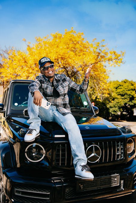 Given_Netsiand's tweet photo. #HONOR600Series New feature on the HONOR 600 series is AI Image to Video 2.0. It is an industry-exclusive AI engine that transforms static photos into dynamic, cinematic 3- to 5-second video sequences. TURN MOMENTS INTO MOTION! @DJTira @HonorAfrica 😍🍀🙏🏽 https://t.co/jpufi7MZuU