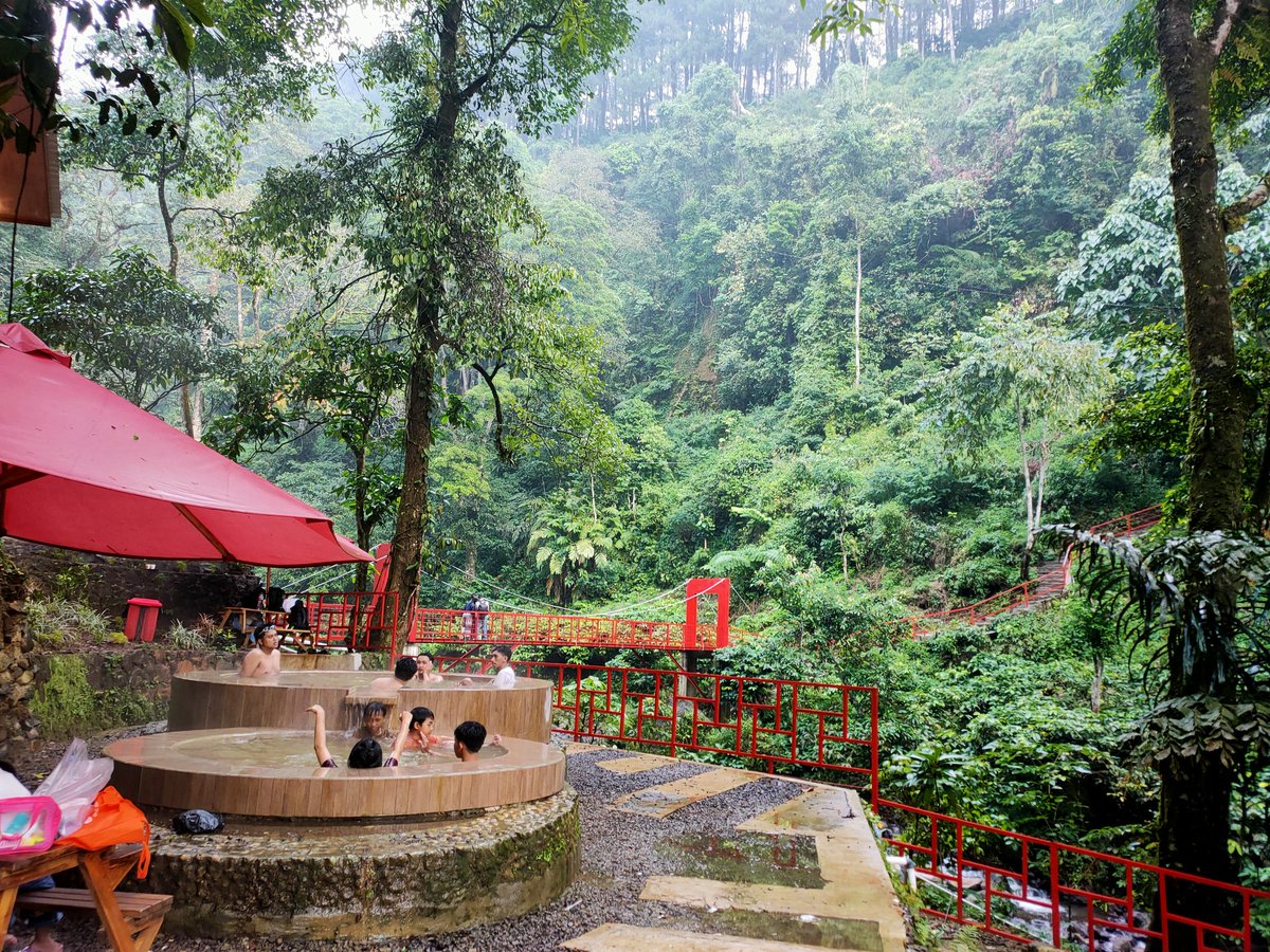 Raditya_000's tweet photo. Buat yg cari Pemandian Air Panas
di sekitar Semarang ala-ala Onsen
" The Full - Nglimut "
Tempat nya bersih dan Cozy

Tiket masuk : 15rb/org
Parkir motor : 5rb

Bisa bawa makanan dari luar
Atau ngopi langsung di Cafe.

Minus : Mandi nya air dingin 🥶🥶
#semarang
#wisatasemarang https://t.co/weNFmeGdV7