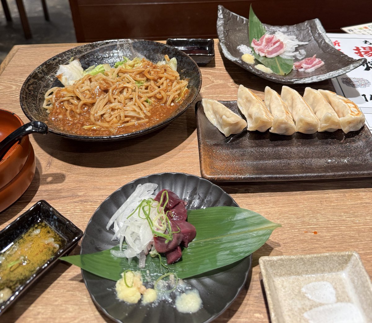 PushlogC's tweet photo. からの、私にとっては恒例の出張夜の暴飲暴食
そこは鯛めしじゃないのかョ…という https://t.co/QkpZbhxBNq