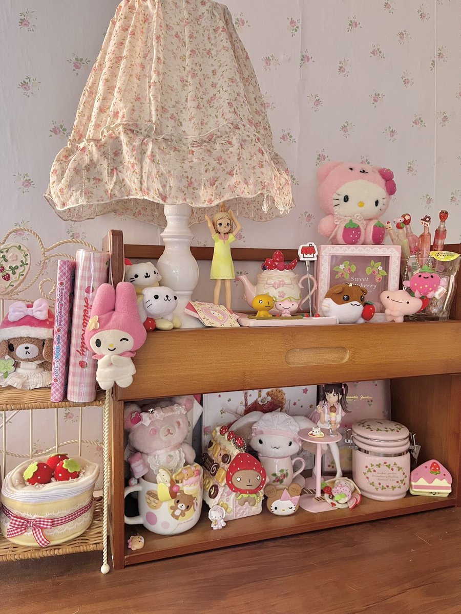 wishm3imy's tweet photo. cozy desk 🍓✨ https://t.co/cdSxyO3Pe6