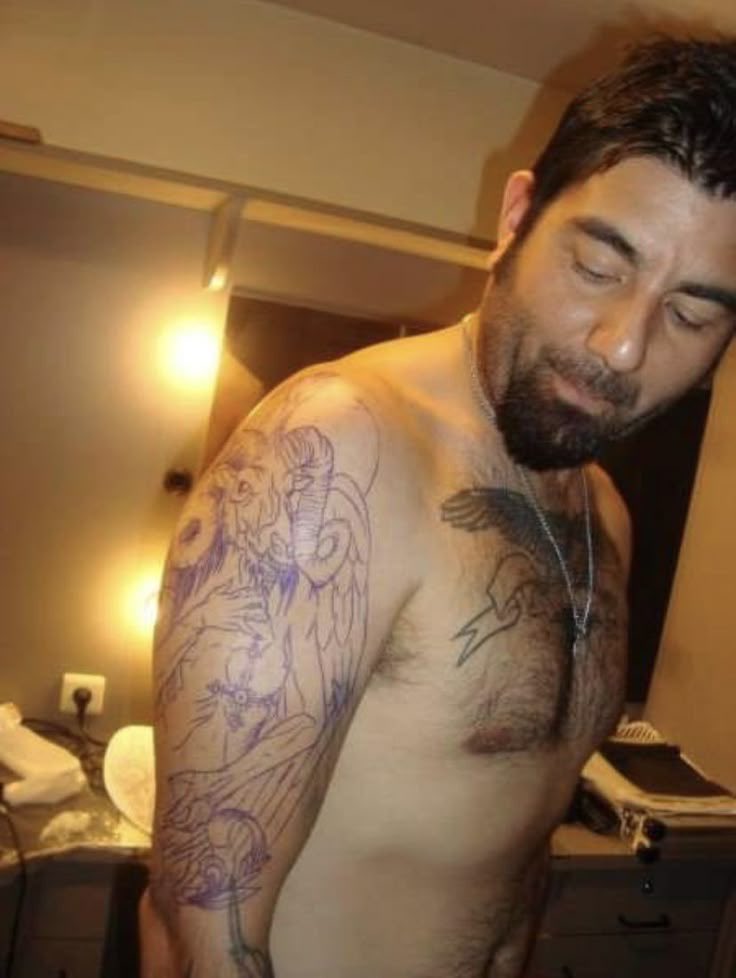 randebu's tweet photo. タトゥーを入れる前と入れた後のChino Moreno https://t.co/A2RBCiPyVu