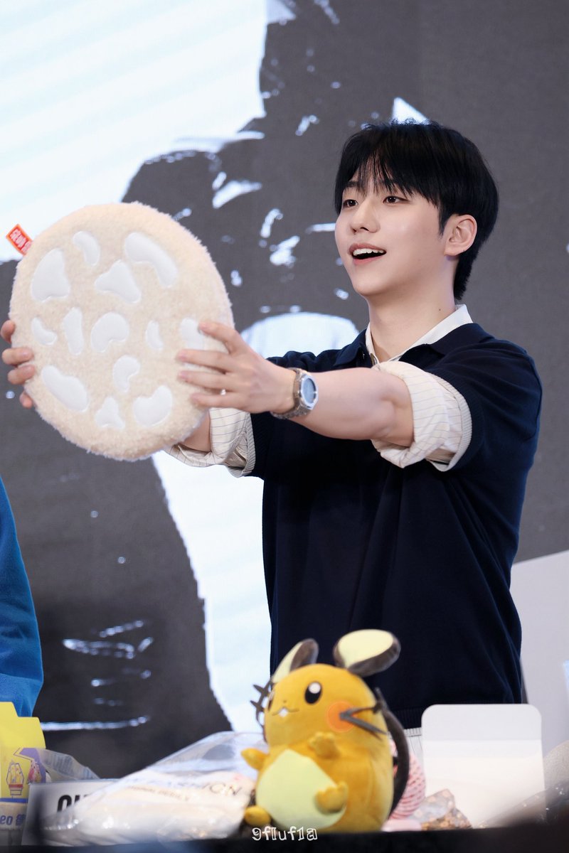 9fluf1a's tweet photo. 🍘🍘

260523 상하이 熊宝
#건일 #Gunil
#XdinaryHeroes #엑스디너리히어로즈 https://t.co/koxJQqocZt