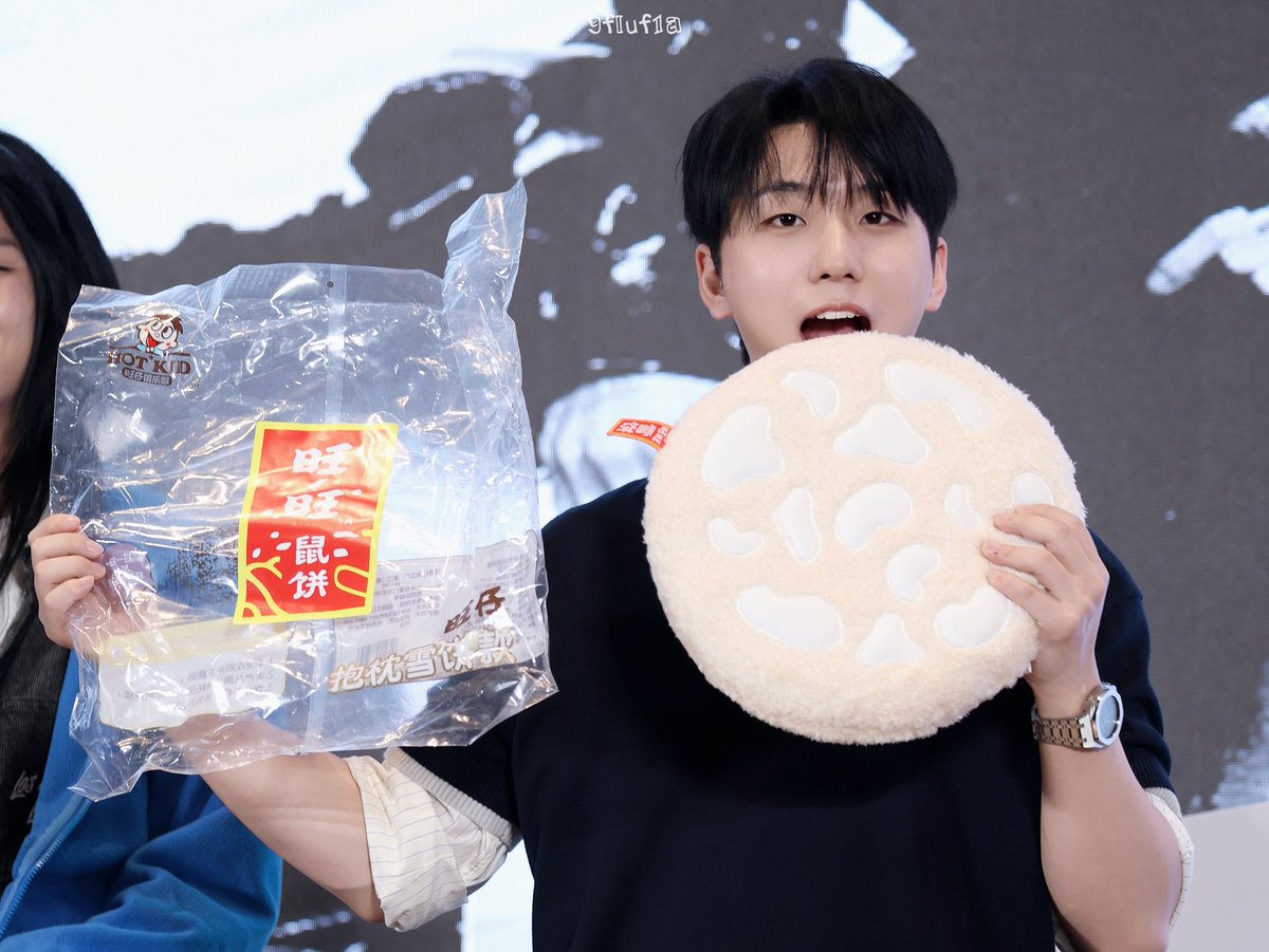 9fluf1a's tweet photo. 🍘🍘

260523 상하이 熊宝
#건일 #Gunil
#XdinaryHeroes #엑스디너리히어로즈 https://t.co/koxJQqocZt
