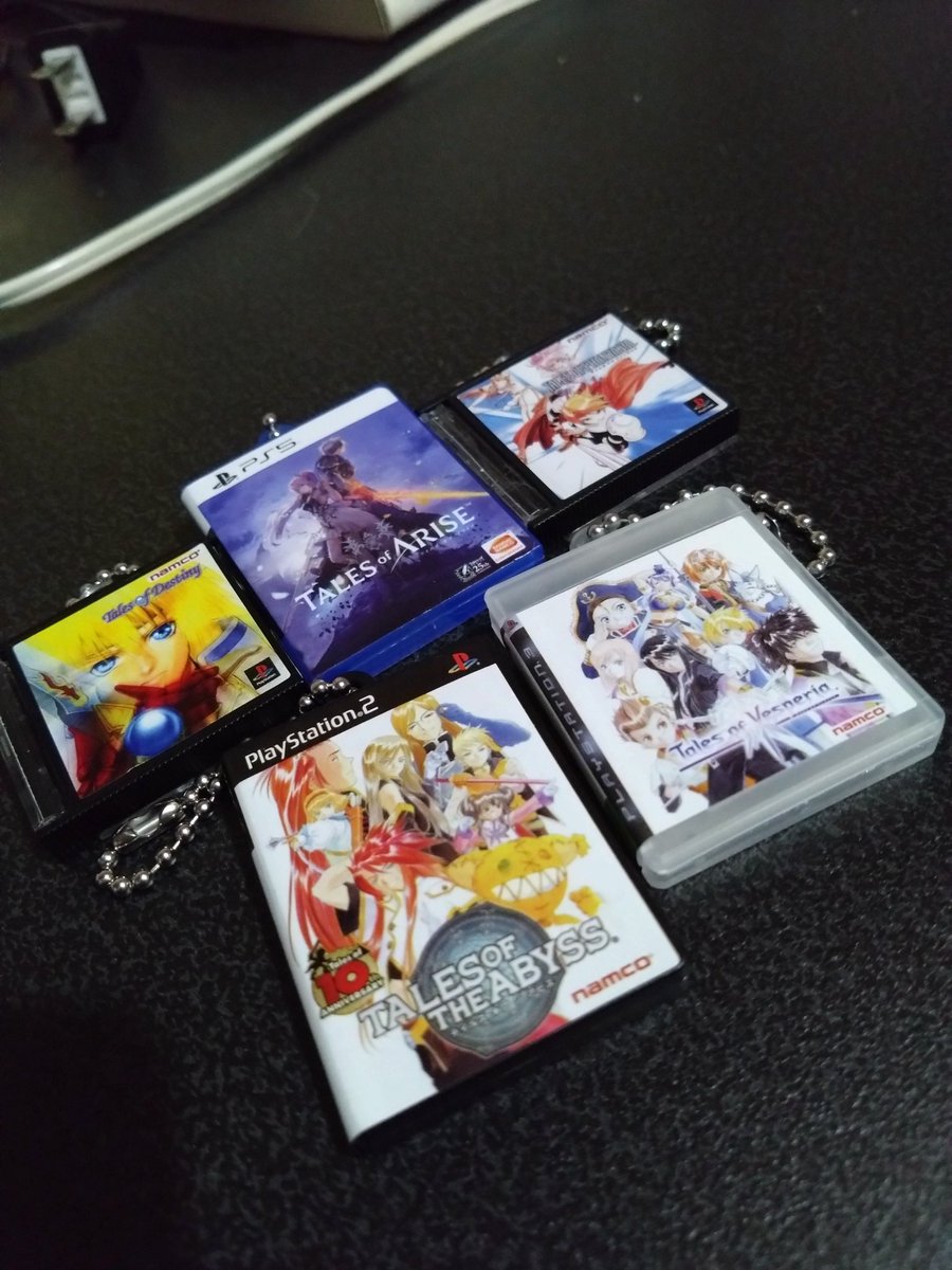 crocus_rs's tweet photo. テイルズのパッケージデザインのキーホルダーガチャ、ついついまわしてしまった。 https://t.co/SvjuJFSyE8