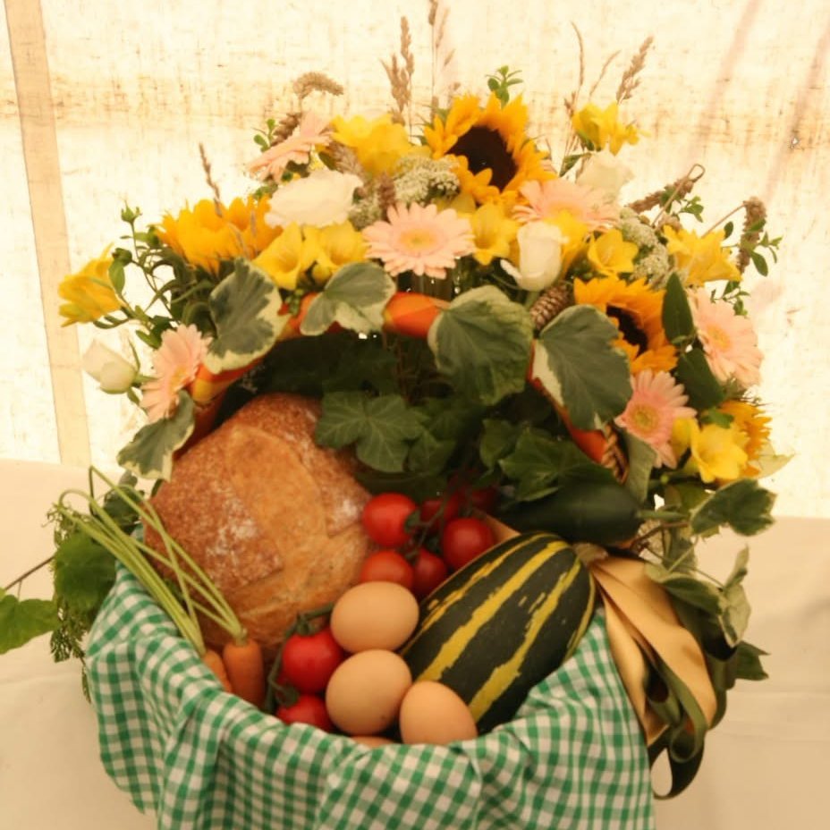 RevesbyFair's tweet photo. Get involved with the produce, flower &amp; craft competitions at Revesby Country Fair 🍅🌸🧶

There are lots of classes for adults &amp; children, as well as a family competition to make your own scarecrow!

We'd love to see your entries on 2nd August 👏

https://t.co/nWFvJsszv4 https://t.co/1WG4xSSivB