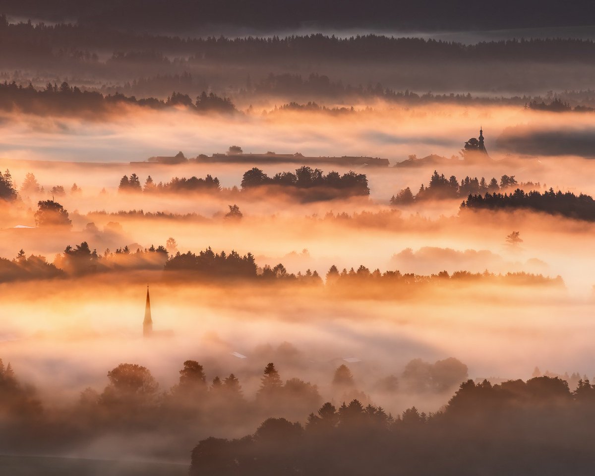 Schoenberger_K's tweet photo. Two hidden villages in the Bavarian Countryside. Just the two church steeples are sticking out of the fog.
Germany 

#landscapephotography #landschaftsfotografie #fog https://t.co/TzakMsO8Gj
